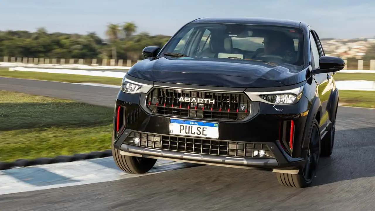 Pulse Abarth 1.3 T270 2027 é o mais nervoso da família: até 185 cv, câmbio automático de seis marchas, suspensão revista e rodas de 18". Custa R$ 163.490.