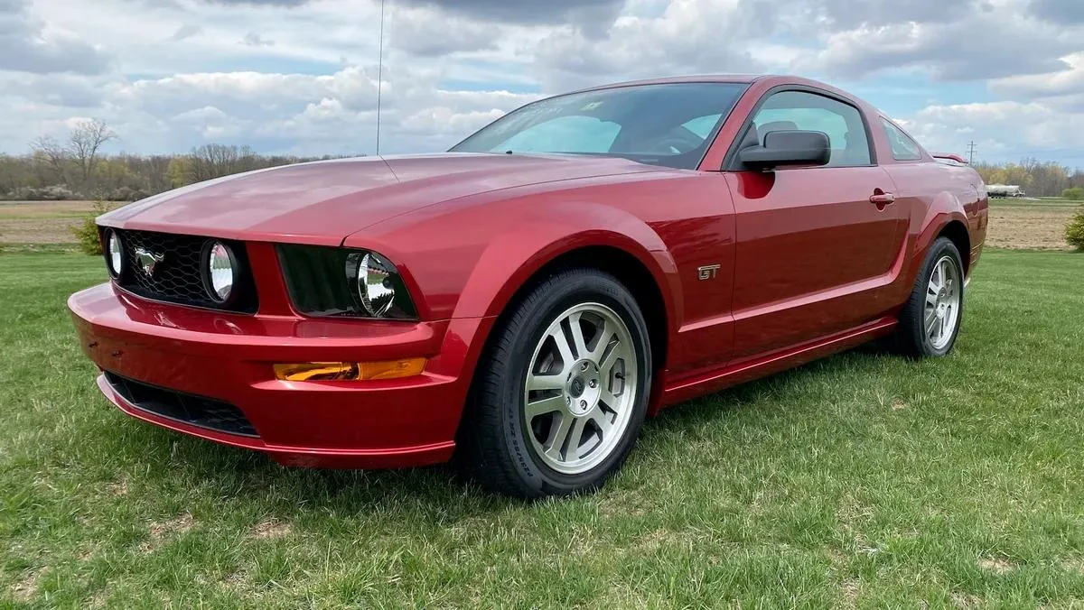 Ford Mustang GT 2005: Motor V8 de 4,6 litros, 300 hp e tração traseira. A Ford recuperou o desenho dos anos 1960 e acrescentou potência suficiente para transformar pneus traseiros em fumaça.