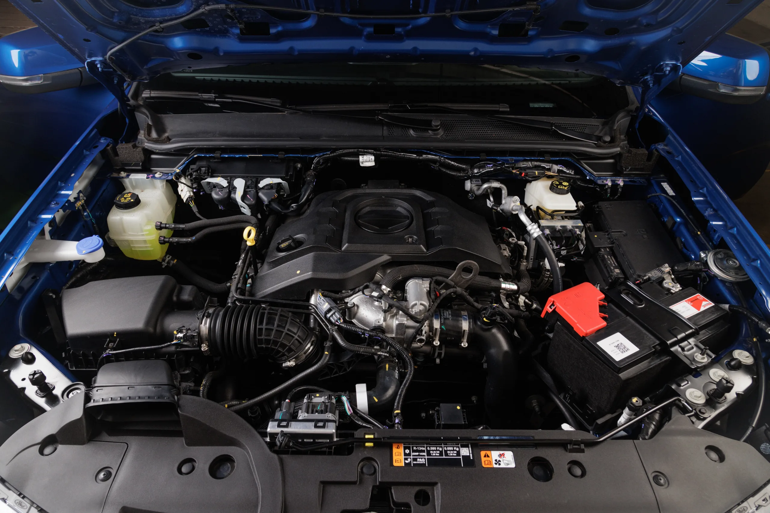 A engenharia brasileira assumiu a evolução de componentes, sistemas eletrônicos e testes de durabilidade, preparando o V6 para enfrentar exigências de mercados muito diferentes.