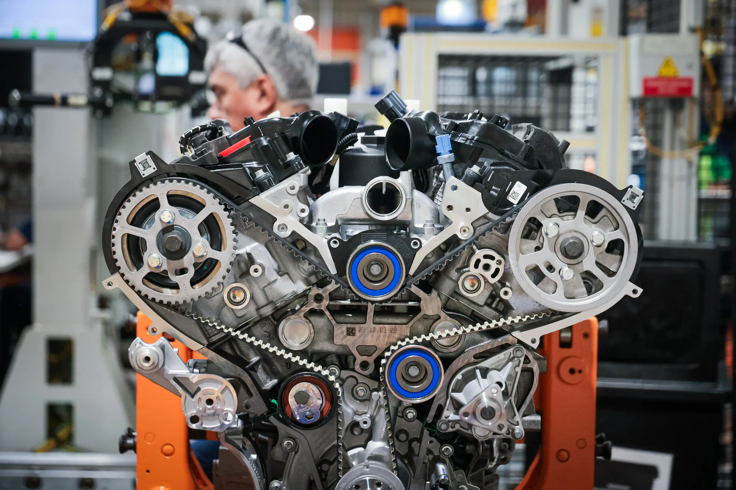 Em Camaçari, na Bahia, o Centro de Desenvolvimento e Tecnologia da Ford trabalha com equipes internacionais para aperfeiçoar o motor V6 que equipa a Ranger vendida pelo mundo.