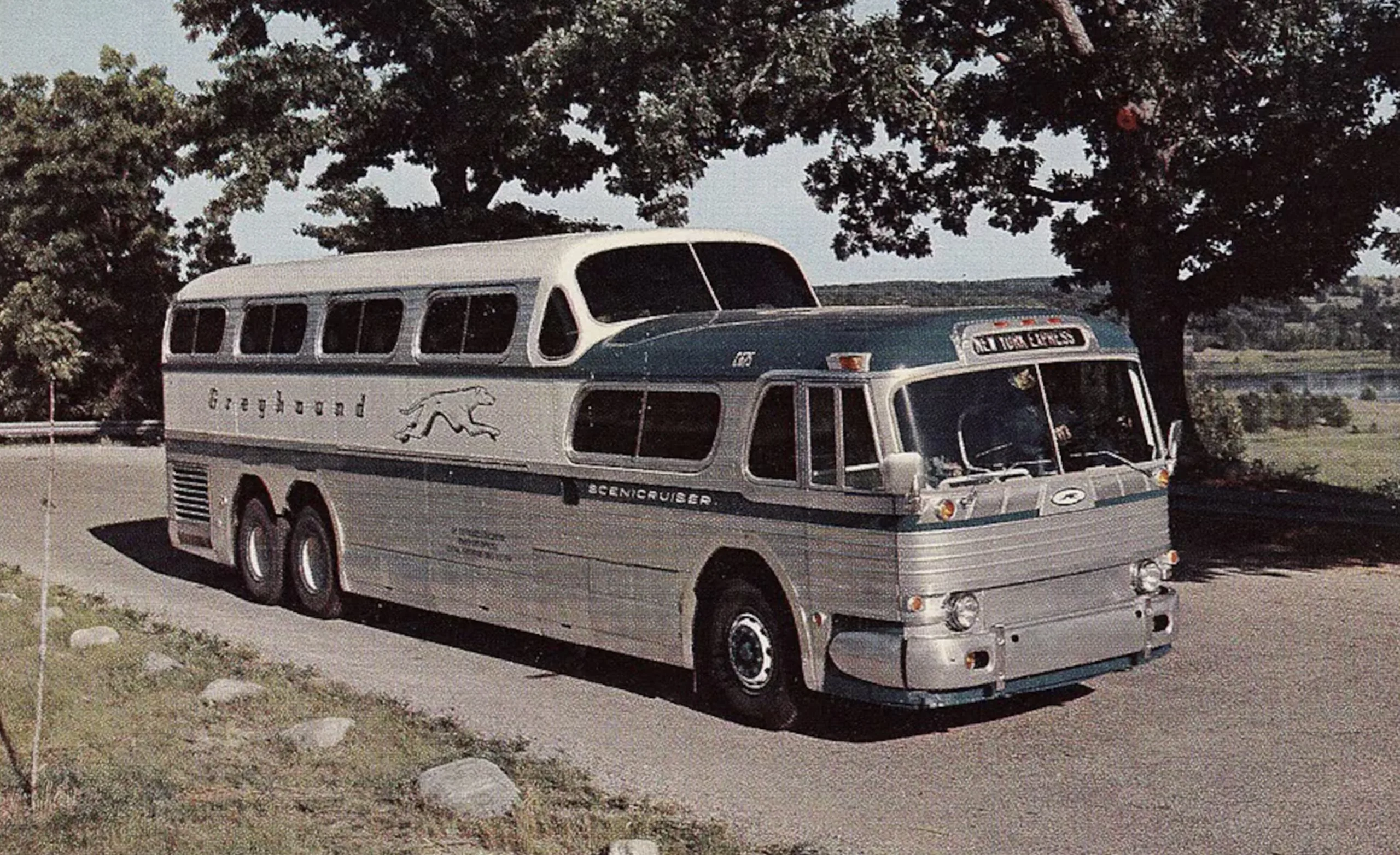 Um ônibus de 1954 que ajudou a mudar as viagens nos Estados Unidos vai a leilão em Las Vegas. É o GMC Scenicruiser de chassi 001, identificado como a primeira unidade de produção.