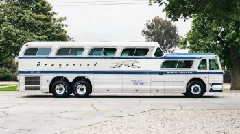 Construído em 1954 para levar 43 passageiros pelas estradas americanas, raro ônibus feito em alumínio GMC Scenicruiser da Greyhound sobreviveu por 72 anos, ganhou motor V8 diesel de 9,3 litros e agora vai a leilão em Las Vegas