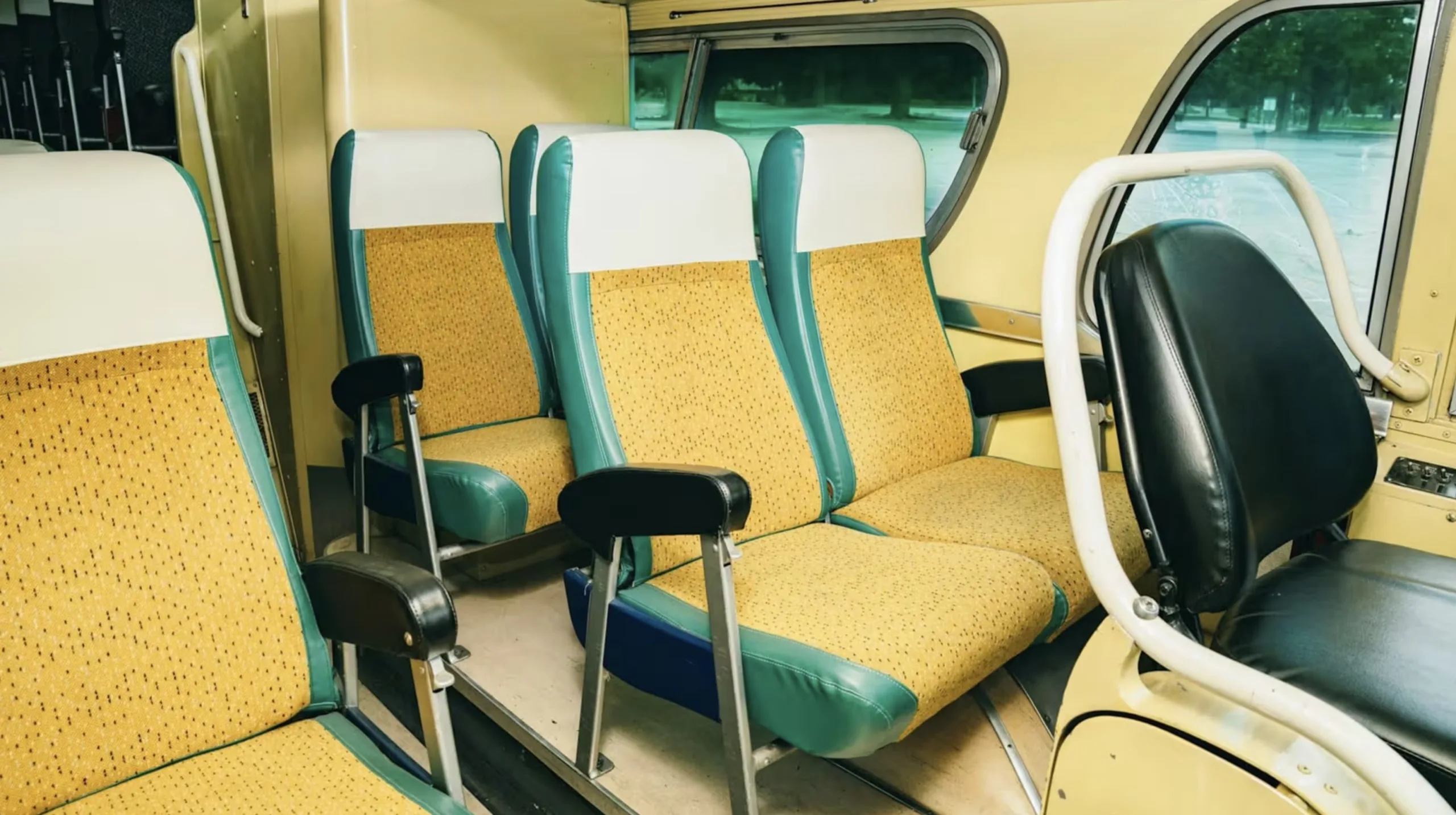 O GMC Scenicruiser levava 43 passageiros, dez na parte dianteira e 33 no salão elevado, com vista panorâmica, ar-condicionado, banheiro e suspensão a ar para enfrentar longas viagens.
