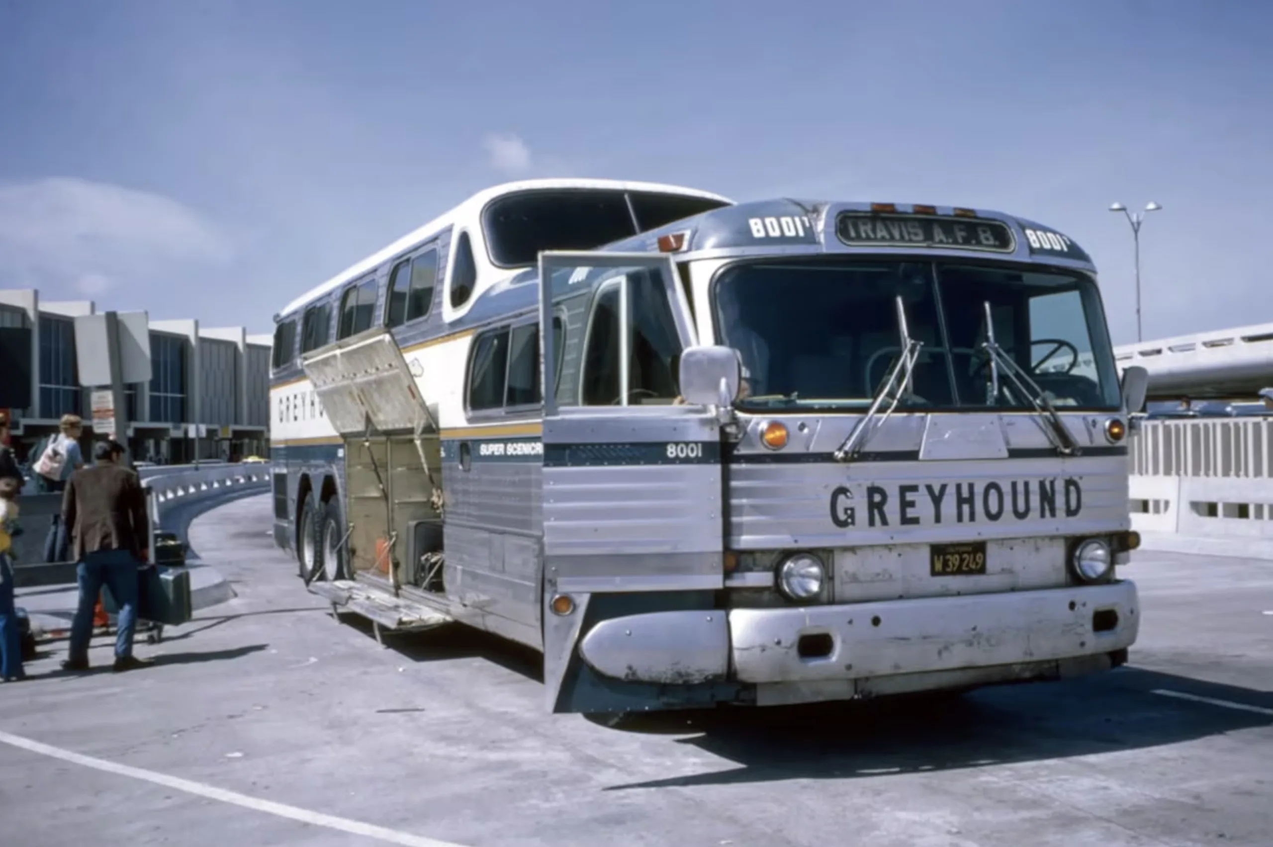 A Greyhound queria que viajar fosse mais do que passar horas na estrada. O Scenicruiser ganhou enormes janelas e um salão elevado para os passageiros aproveitarem a paisagem americana.