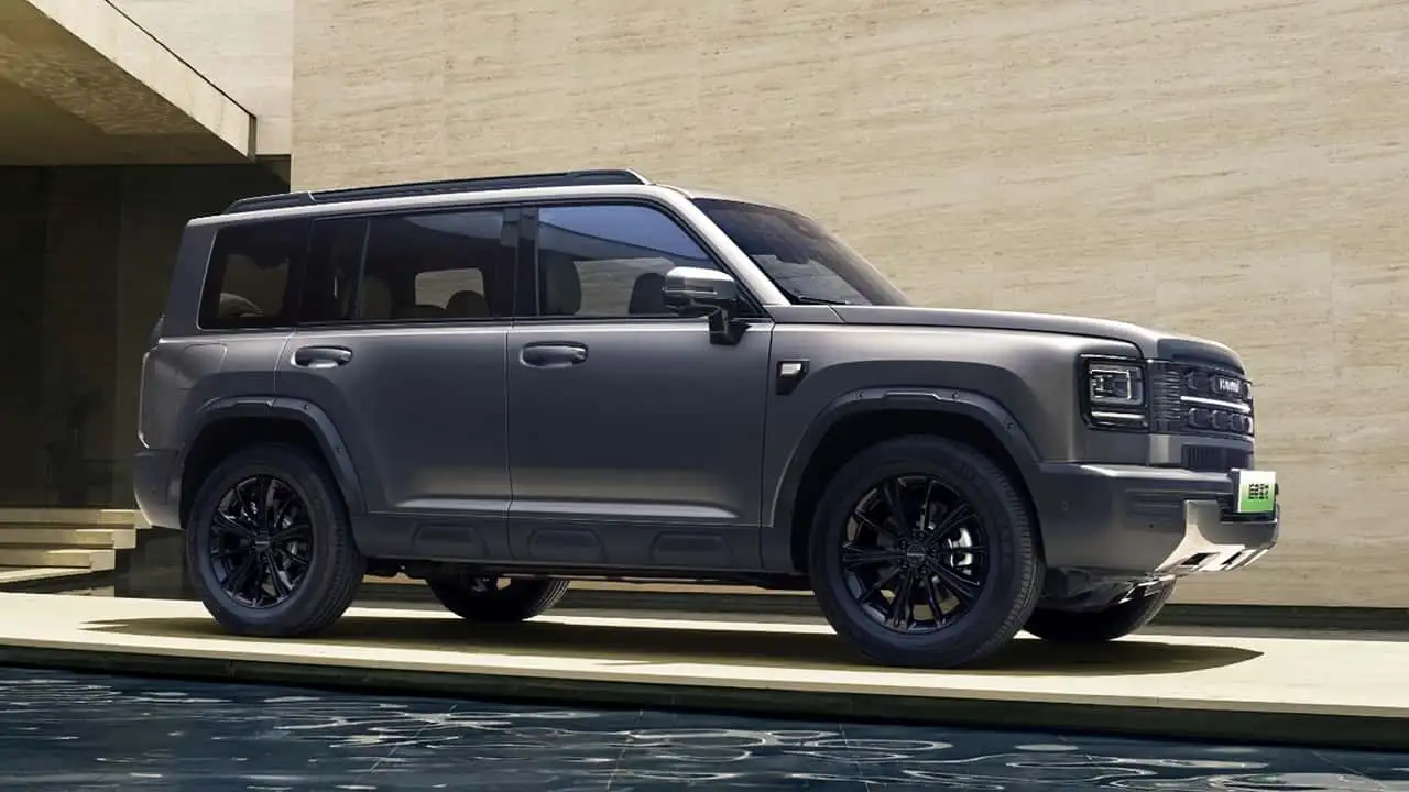 Debaixo do capô, o motor 1.5 turbo flex trabalha com dois elétricos. Um deles fica atrás e movimenta o eixo traseiro sem precisar de um cardã ligando as quatro rodas.