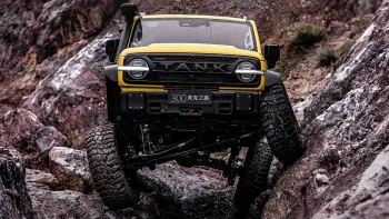 GWM Tank 300 Hooke Trail troca suspensão independente por eixo rígido e mira Jeep Wrangler no off-road pesado