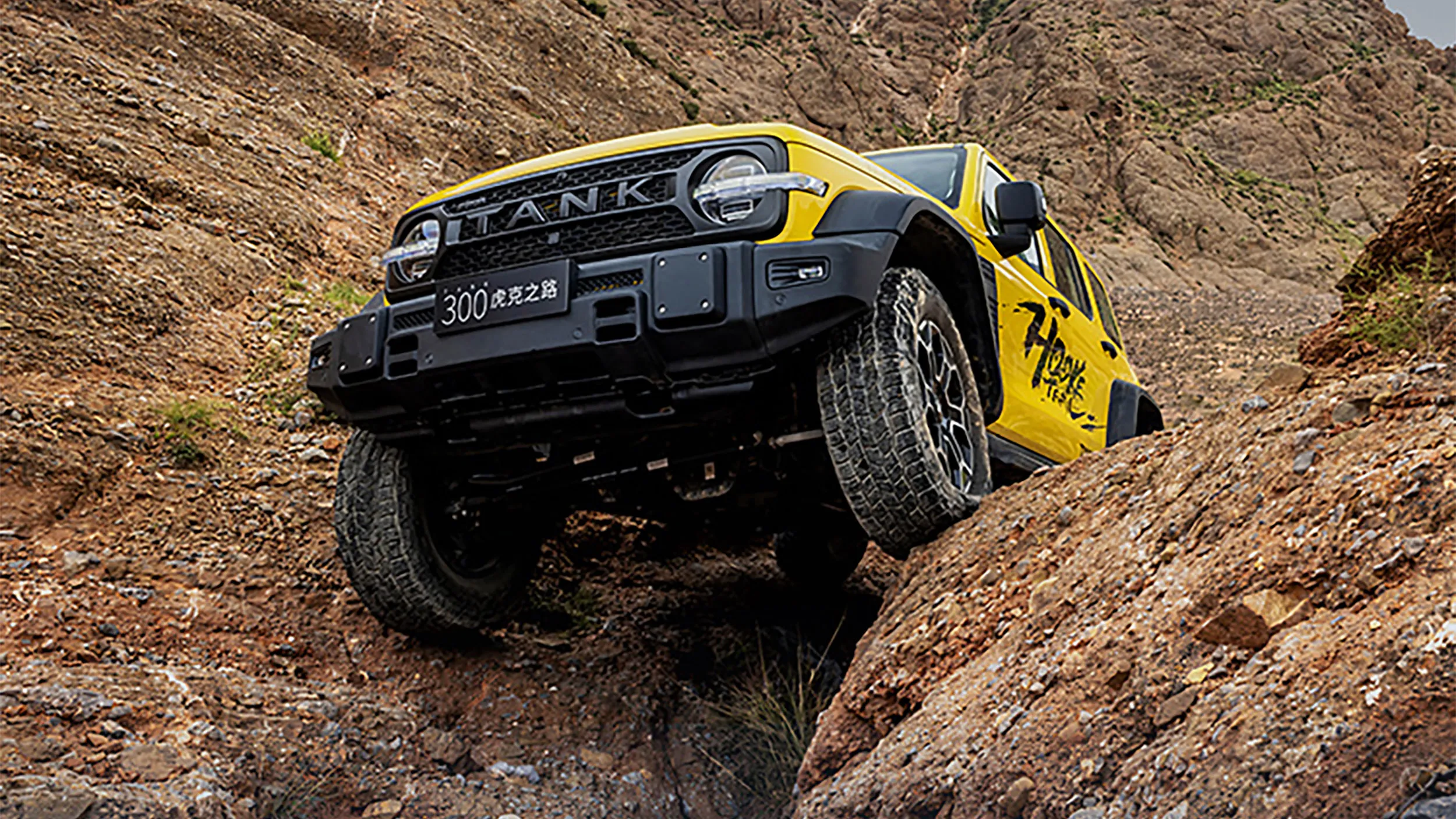 GWM Tank 300 Hooke Trail troca suspensão independente por eixo rígido e mira o Jeep Wrangler no terreno em que o americano construiu sua fama: trilhas bem pesadas.