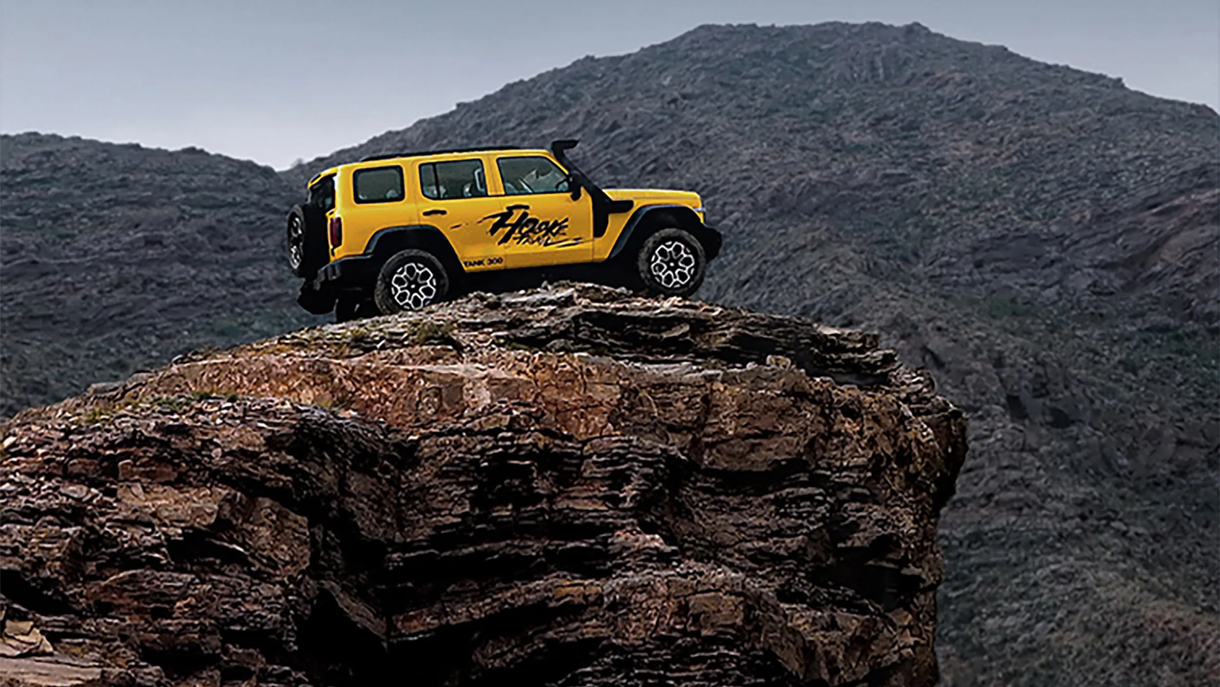 A tração 4x4 leva caixa de transferência com reduzida e bloqueio mecânico nos três diferenciais, recurso valioso quando uma ou mais rodas ficam sem qualquer aderência.