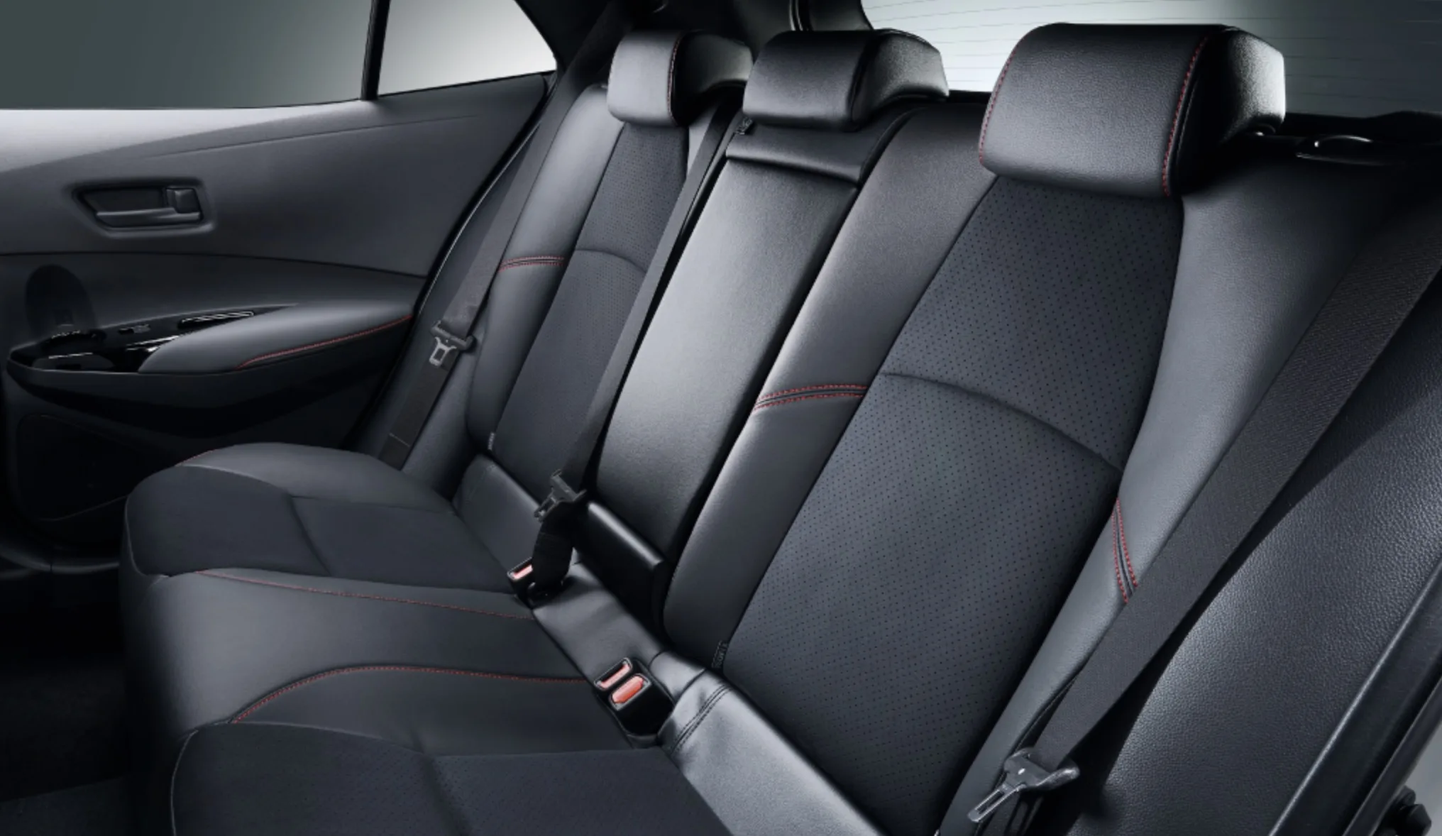 No interior, o GR Corolla reúne ar-condicionado digital de duas zonas e recursos de assistência à direção, mantendo equipamentos de conforto em um carro feito para acelerar.