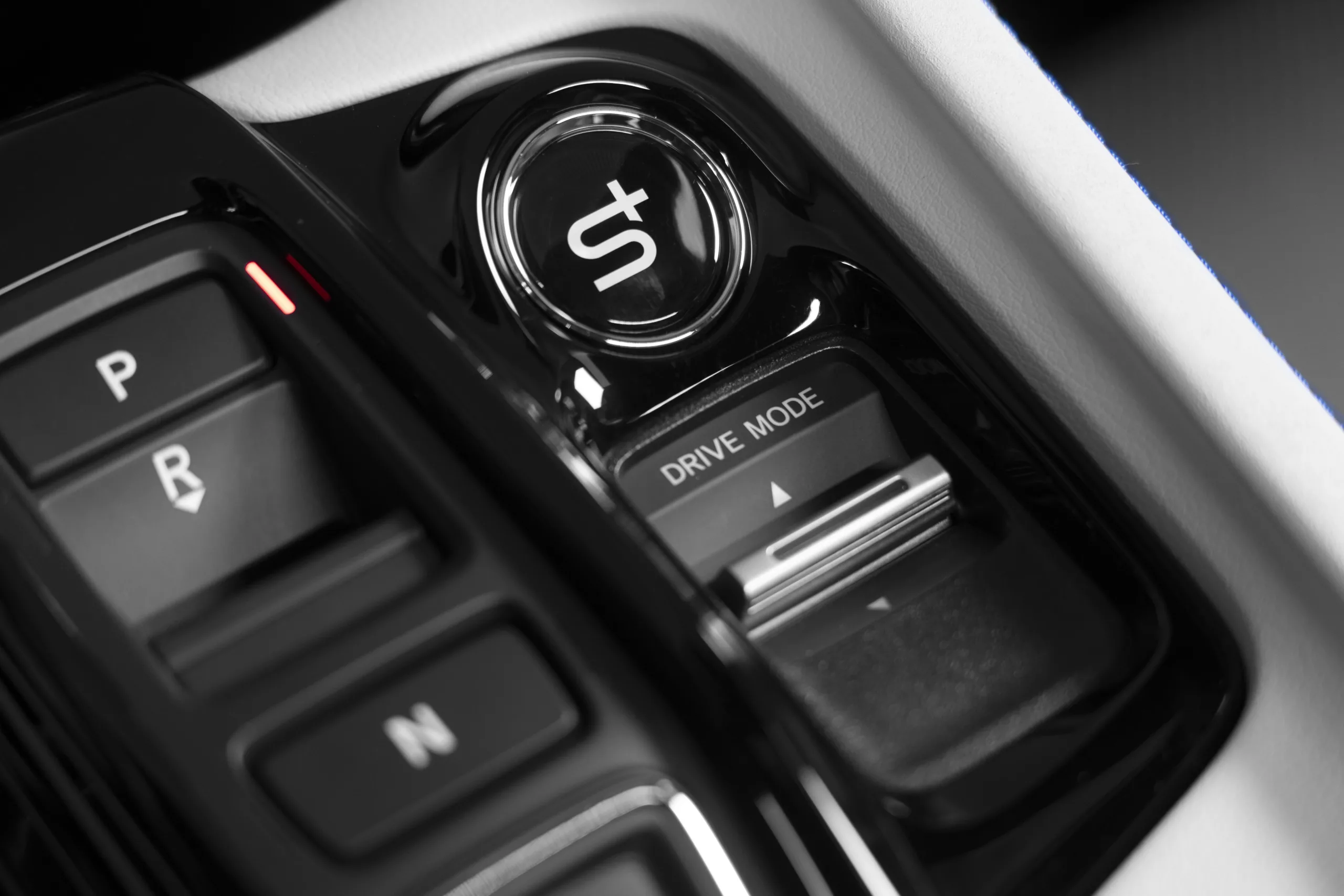 A Honda criou o S+ Shift para simular trocas de marcha, reduções e até punta-taco, tentando devolver ao motorista uma sensação esportiva que a transmissão híbrida não oferece naturalmente.