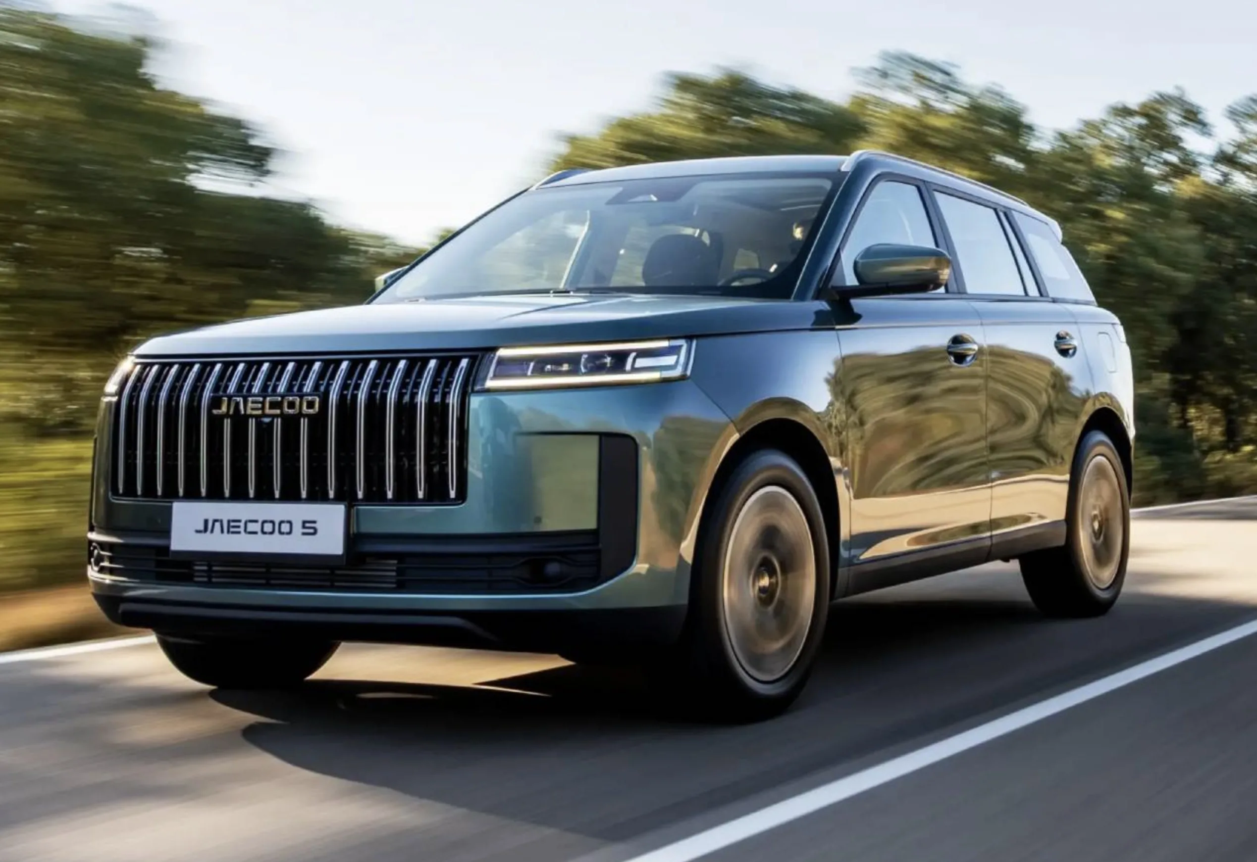 Jaecoo 5: São 224 cv, aceleração de 0 a 100 km/h em 7,9 segundos e autonomia próxima de 1.000 km, segundo a marca. Um SUV híbrido que dispensa tomadas e parece gostar bastante de números.