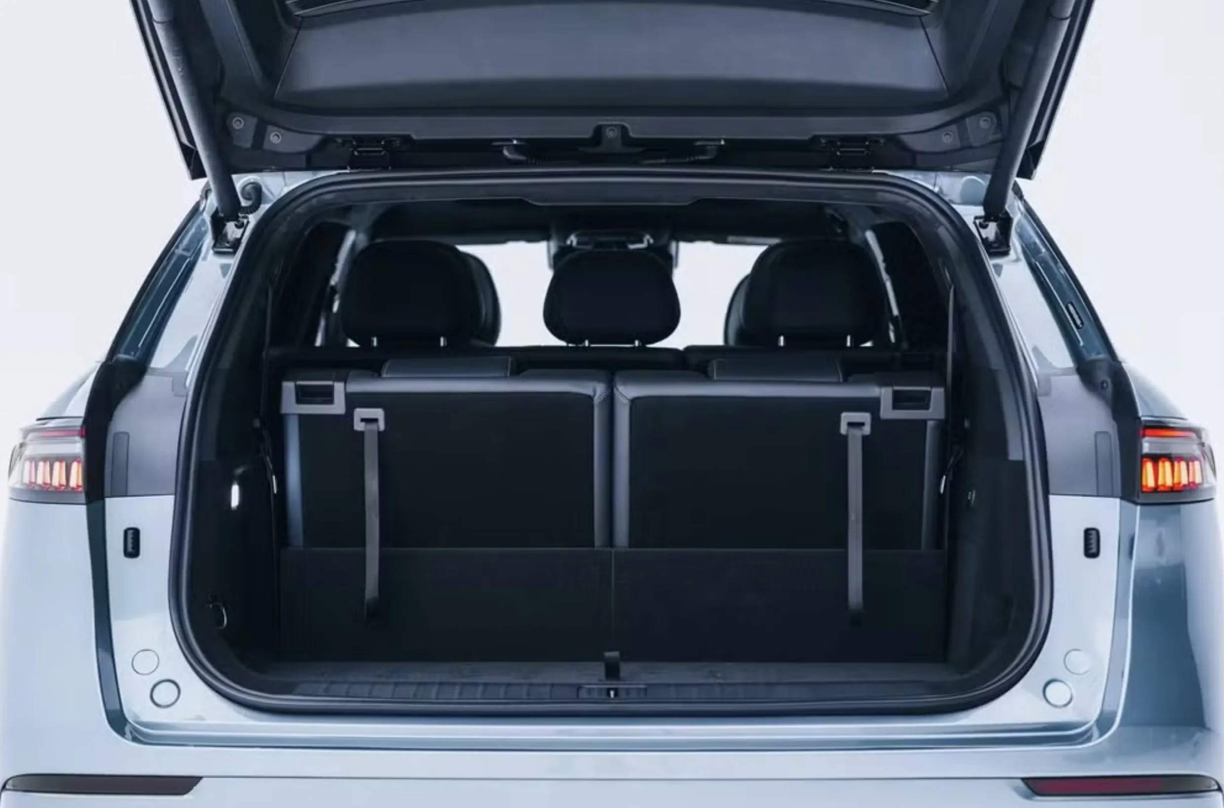 Para viagens, o Jaecoo 8 oferece porta-malas de 738 litros com a terceira fileira rebatida, criando espaço para malas e bagagens de uma família.