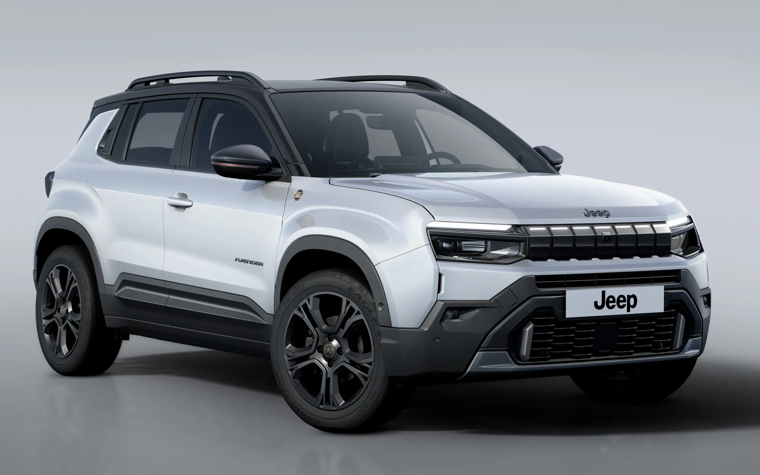 O Jeep Avenger 85 Anos custa R$ 142.990 e combina motor turbo T200 com sistema híbrido-leve de 12V. O pacote inclui rodas de 18 polegadas, teto preto e grade iluminada.