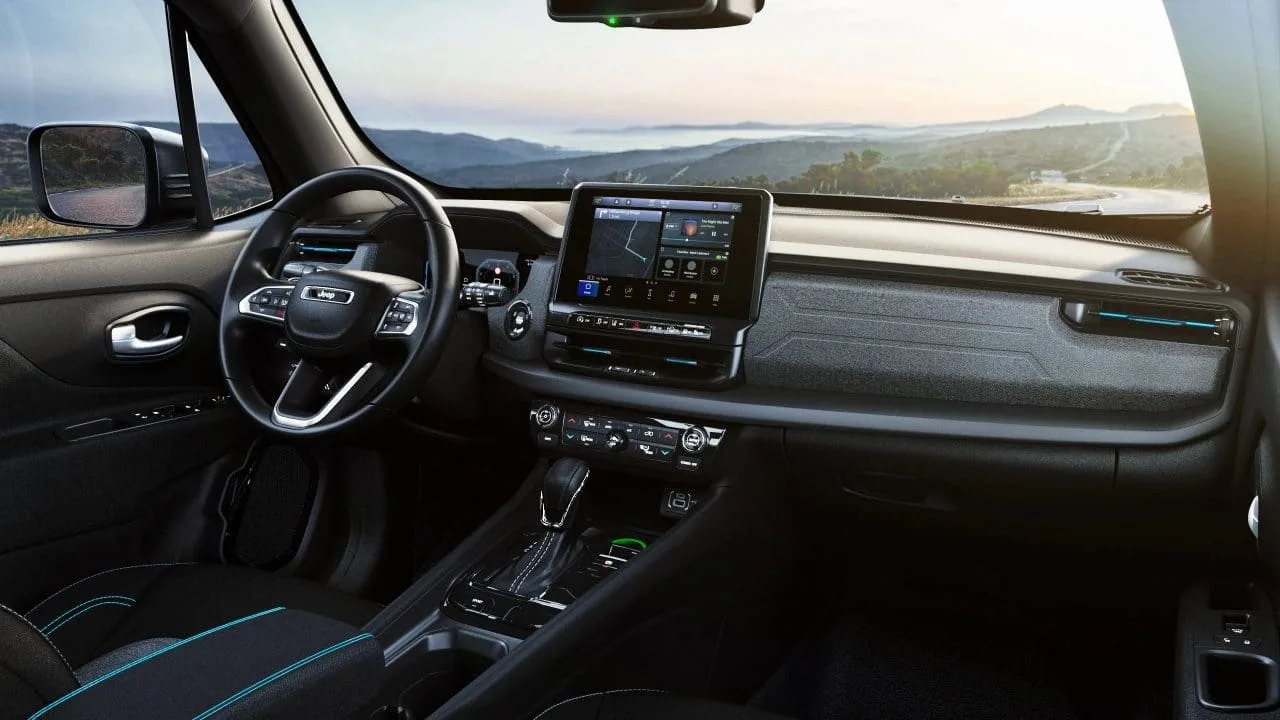 O interior do Jeep Renegade Altitude 2027 tem console elevado, central multimídia de 10,1 polegadas, painel digital de 7 polegadas, ar-condicionado de duas zonas e conexão sem fio.