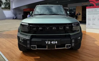 Jetour T2 XWD custa R$ 349.990, tem 597 cv, tração 4×4, porta-malas de 580 litros e autonomia elétrica de 106 km para enfrentar o Land Rover Defender em porte e proposta