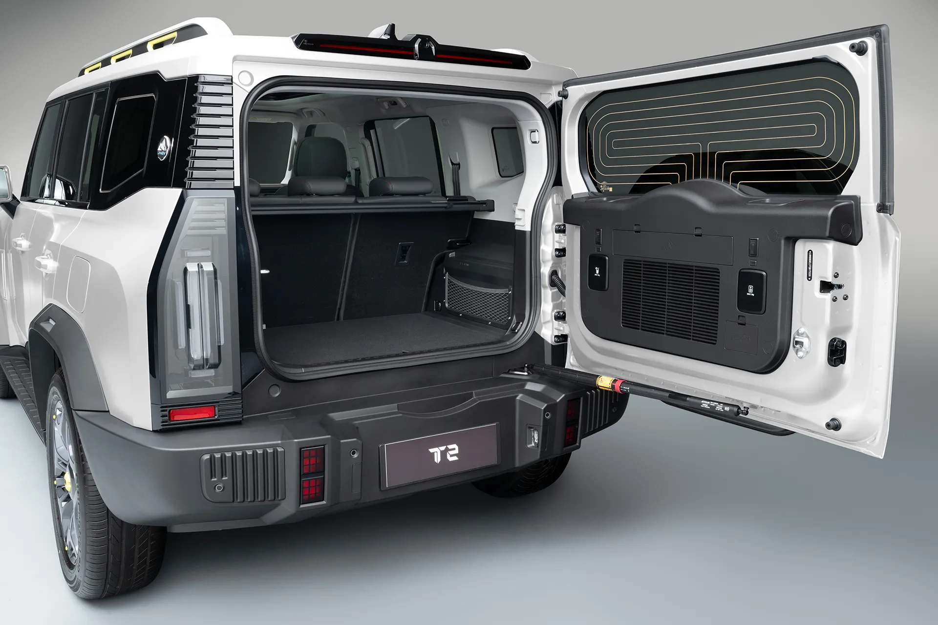 O porta-malas de 580 litros do Jetour T2 XWD acomoda as malas de uma família de cinco pessoas, enquanto o estepe externo libera espaço para bagagens em viagens longas e passeios de férias.