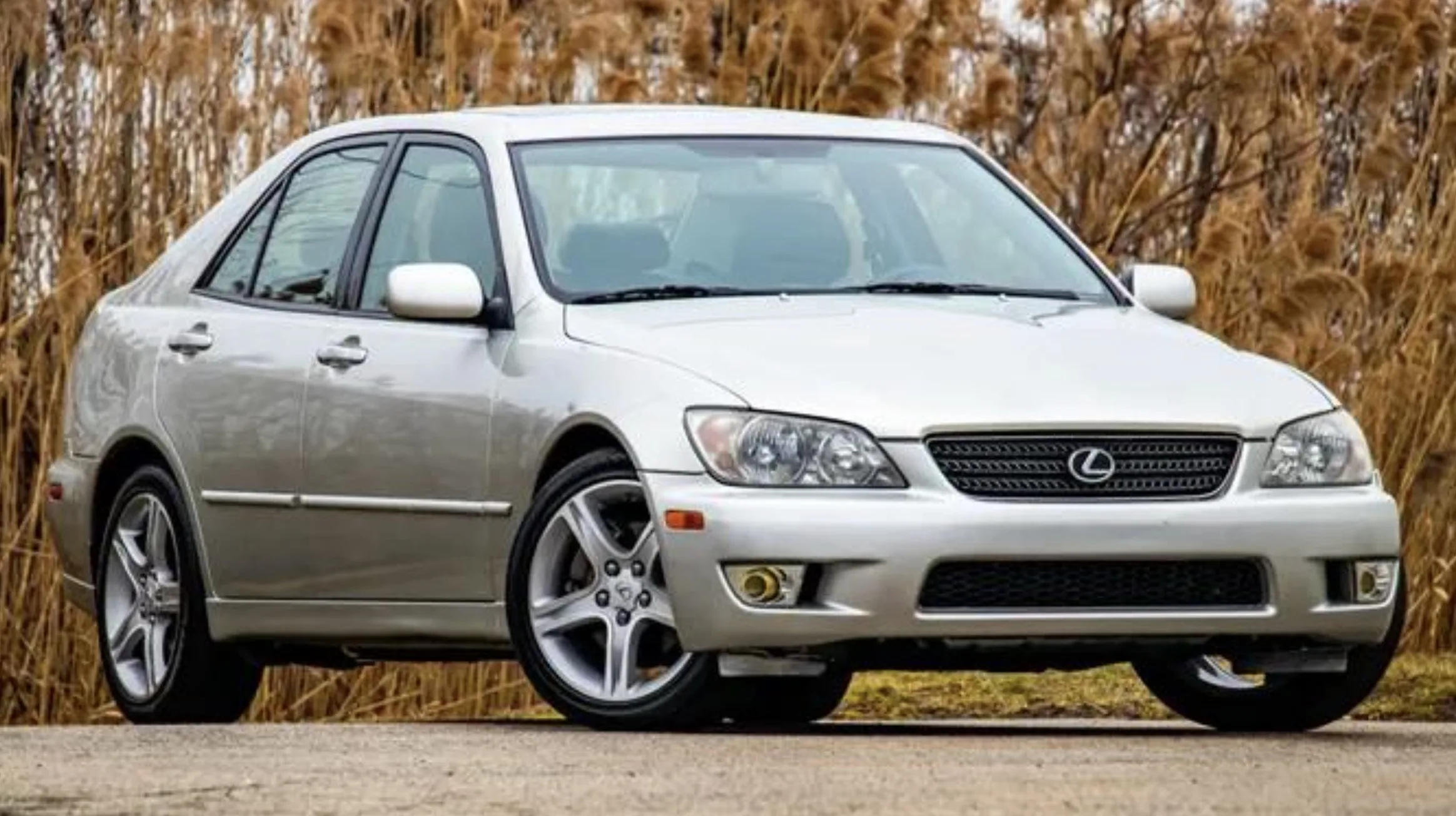 Lexus IS 300 2002: Motor seis-cilindros 3.0 de 215 hp e tração traseira. Um sedan executivo com parentesco mecânico com o Supra, disfarçado de carro perfeitamente respeitável para trabalhar.