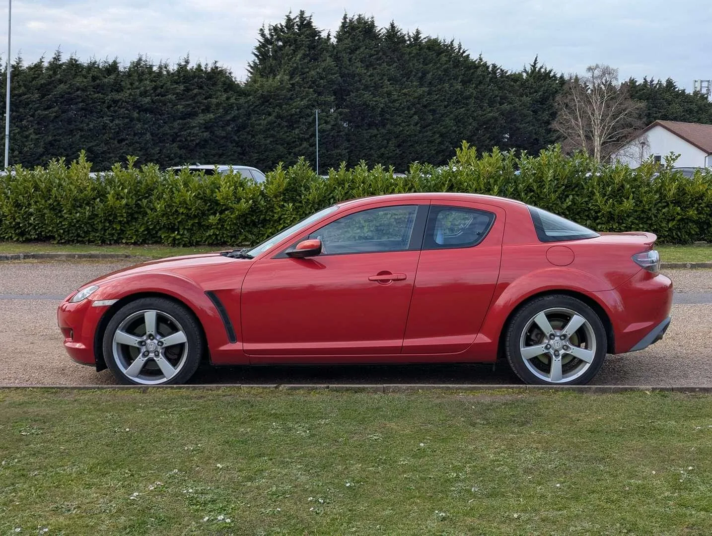 Mazda RX-8 2004: Motor rotativo de 1,3 litro, até 231 cv e tração traseira. O Mazda dispensa pistões convencionais, adora rotações elevadas e exige um proprietário que saiba onde fica a vareta do óleo.