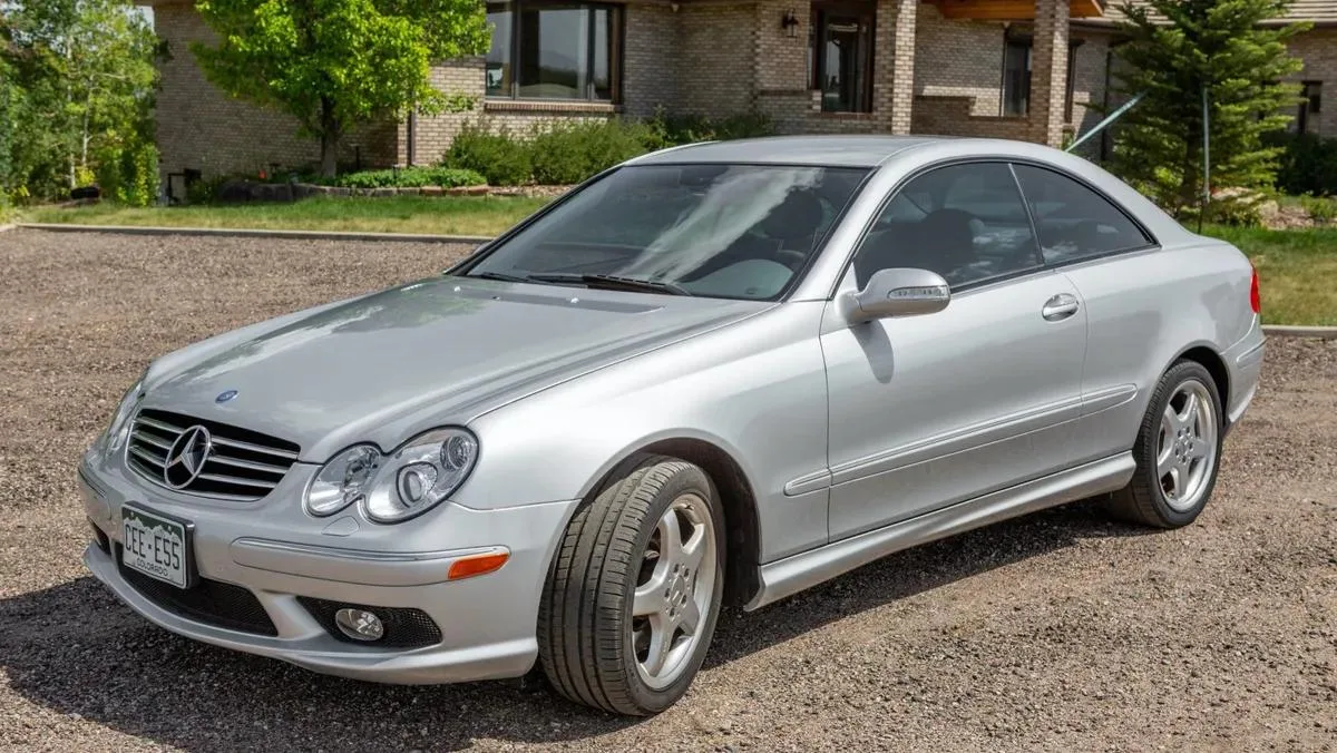 Mercedes-Benz CLK 500 2004: Um V8 de 5,0 litros, 306 cv e câmbio automático. Parece um Mercedes-Benz comportado até o motorista afundar o acelerador e descobrir para onde foi o dinheiro do combustível.