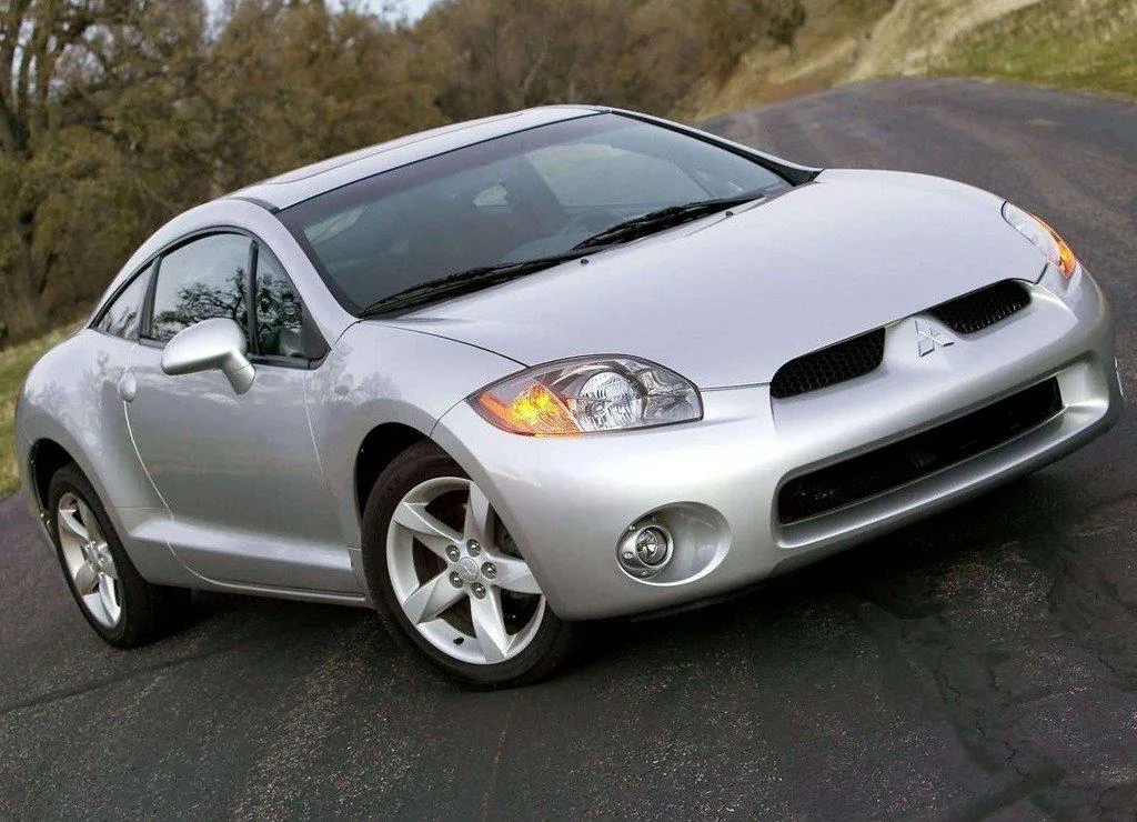 Mitsubishi Eclipse GT 2006: Motor V6 de 3,8 litros, 263 hp e tração dianteira. Tem aparência de esportivo radical, mas entrega sua potência pelas rodas que também precisam cuidar da direção.