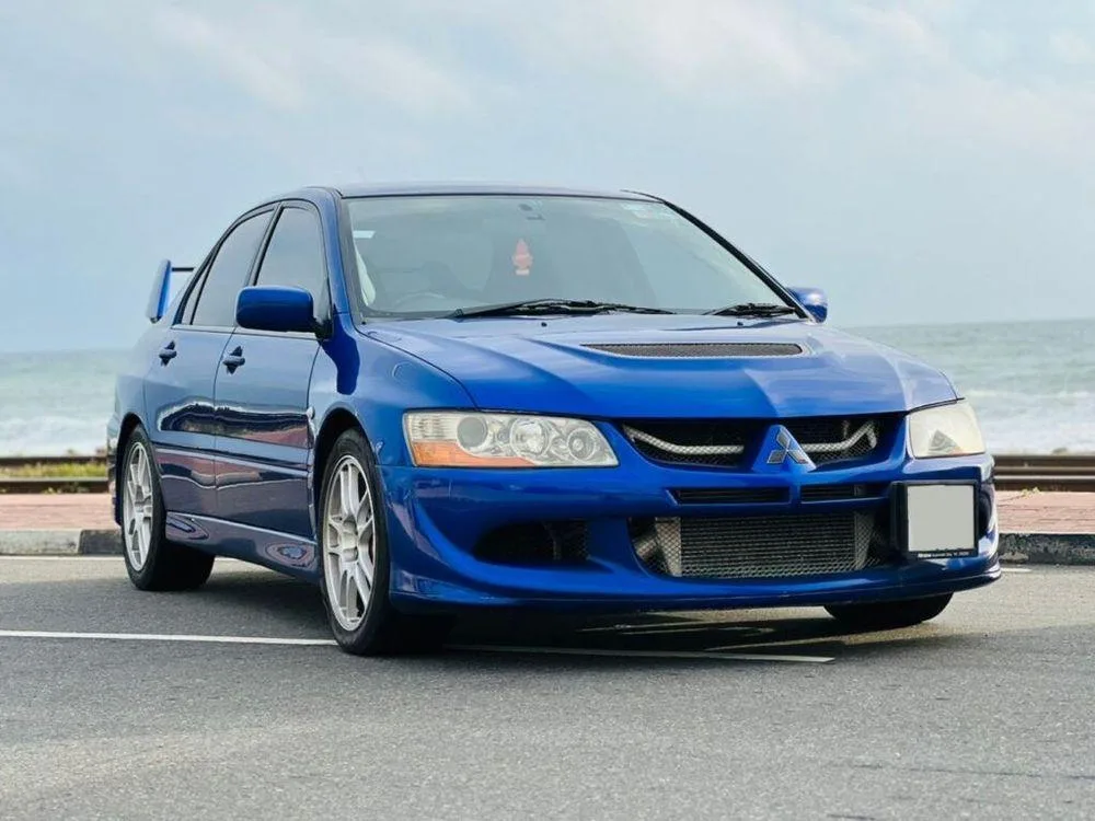 Mitsubishi Lancer Evolution VIII 2003: Motor 2.0 turbo, tração integral e cerca de 280 cv na versão japonesa. Um sedan familiar que parece ter sido sequestrado por uma equipe de rali e nunca mais devolvido.