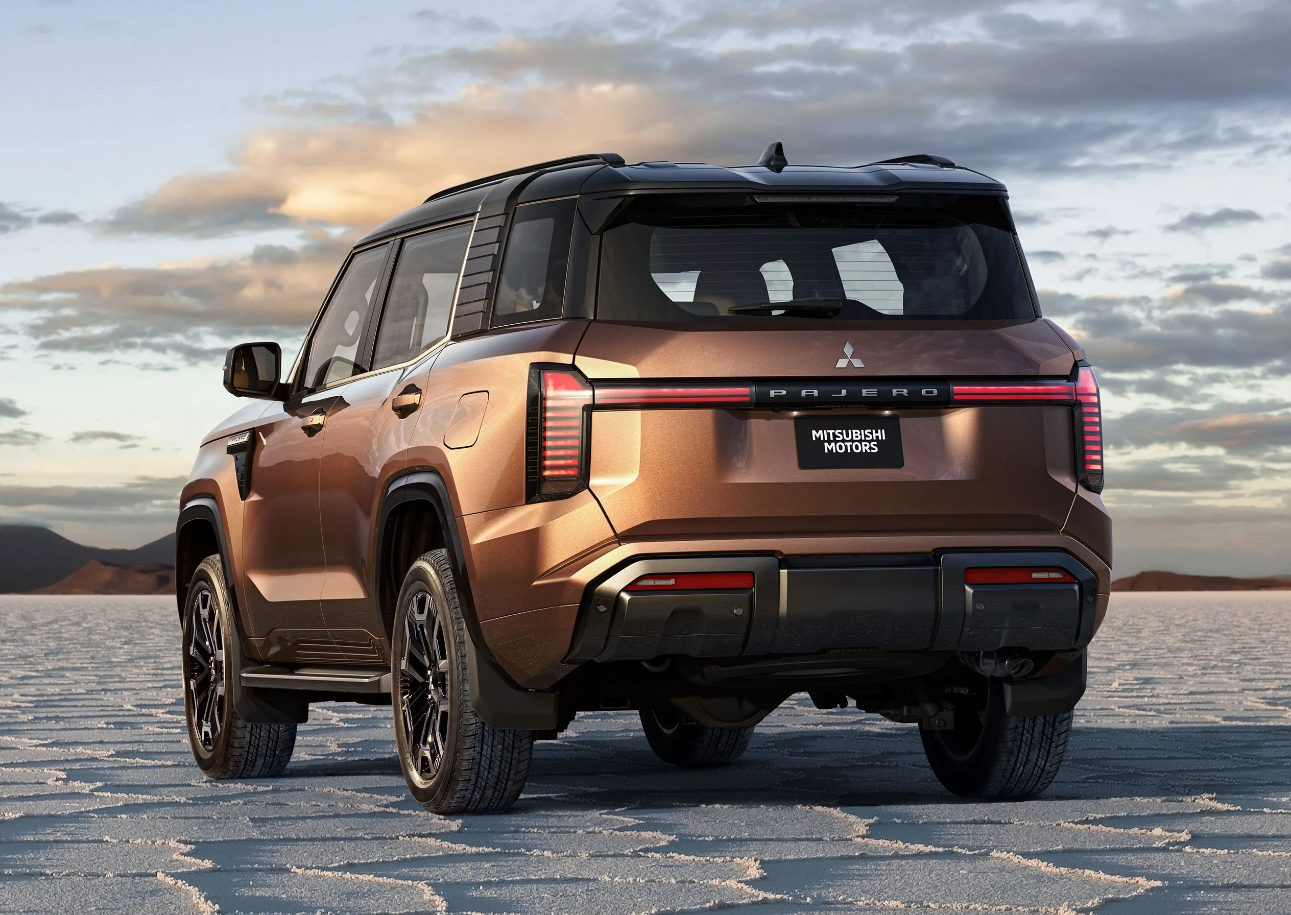 O Mitsubishi Pajero saiu de cena em 2021 e volta em 2027 com outra missão: recuperar espaço entre os SUVs grandes e encarar novamente o Toyota SW4 no mercado brasileiro.