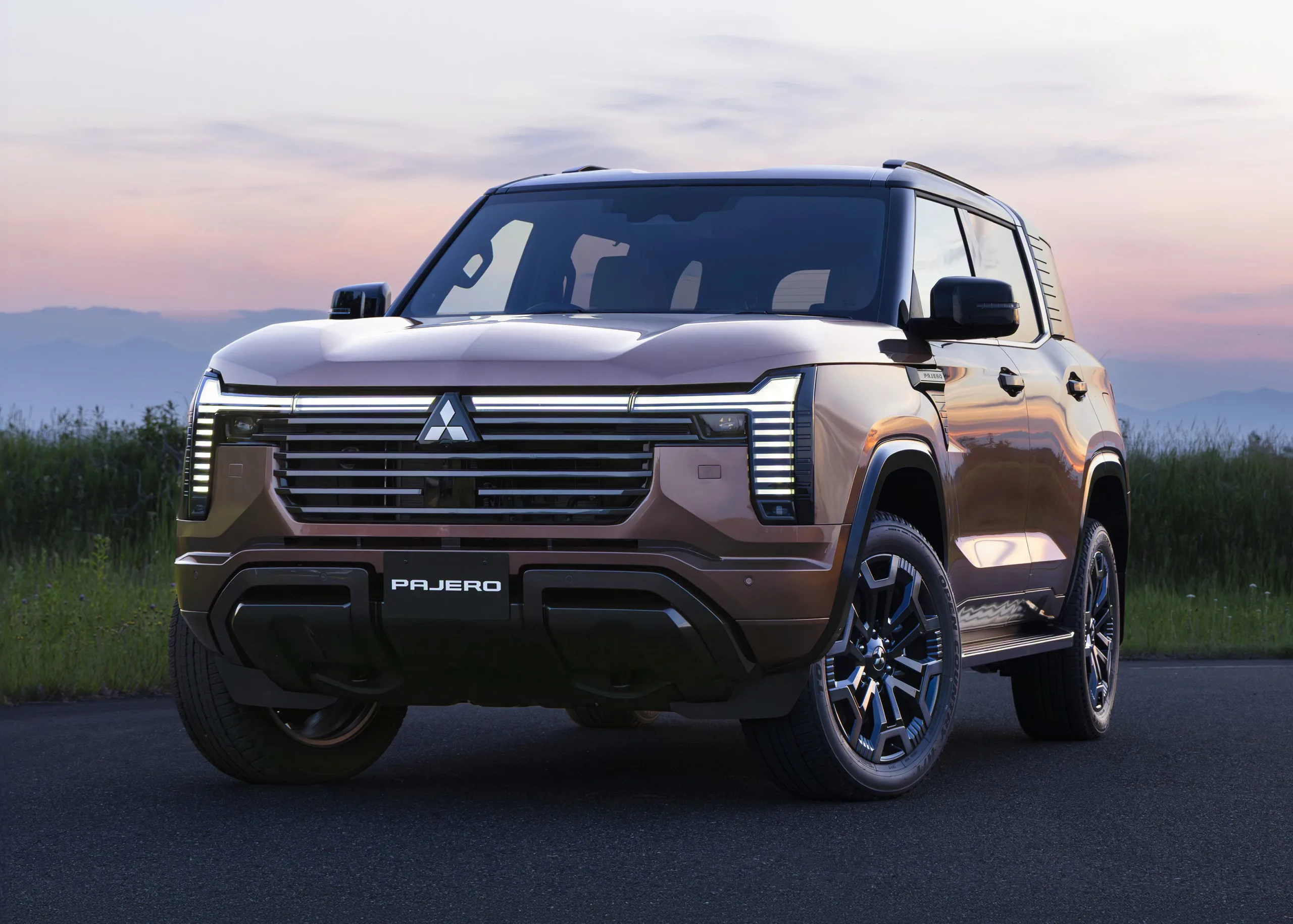 A tração Super Select 4WD-II permite rodar em 2H, 4H, 4HLc ou 4LLc, com diferencial central bloqueado e reduzida para situações em que aderência vira prioridade.