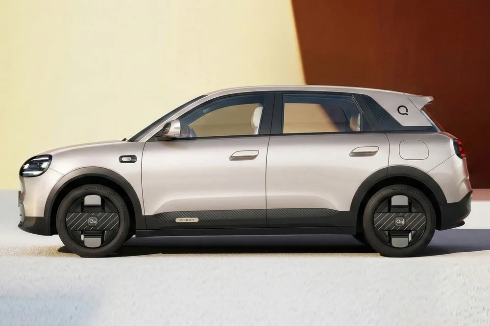 Na China, o carro é vendido pela Chery, enquanto fora do país será usado pela Omoda, ficando abaixo do SUV elétrico Omoda E5.