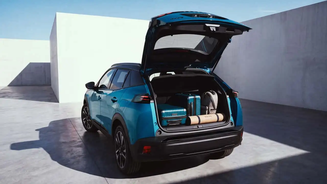 O porta-malas de 434 litros do Peugeot 2008 atende bem às compras e às malas de uma família, mas quem costuma viajar com muita bagagem precisa avaliar o espaço antes de comprar.