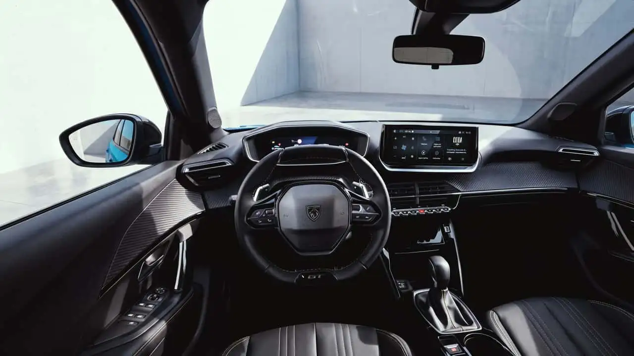 O GT também oferece teto panorâmico com abertura elétrica, painel i-Cockpit 3D, faróis Full LED com projetores e rodas diamantadas de 18 polegadas com acabamento exclusivo.