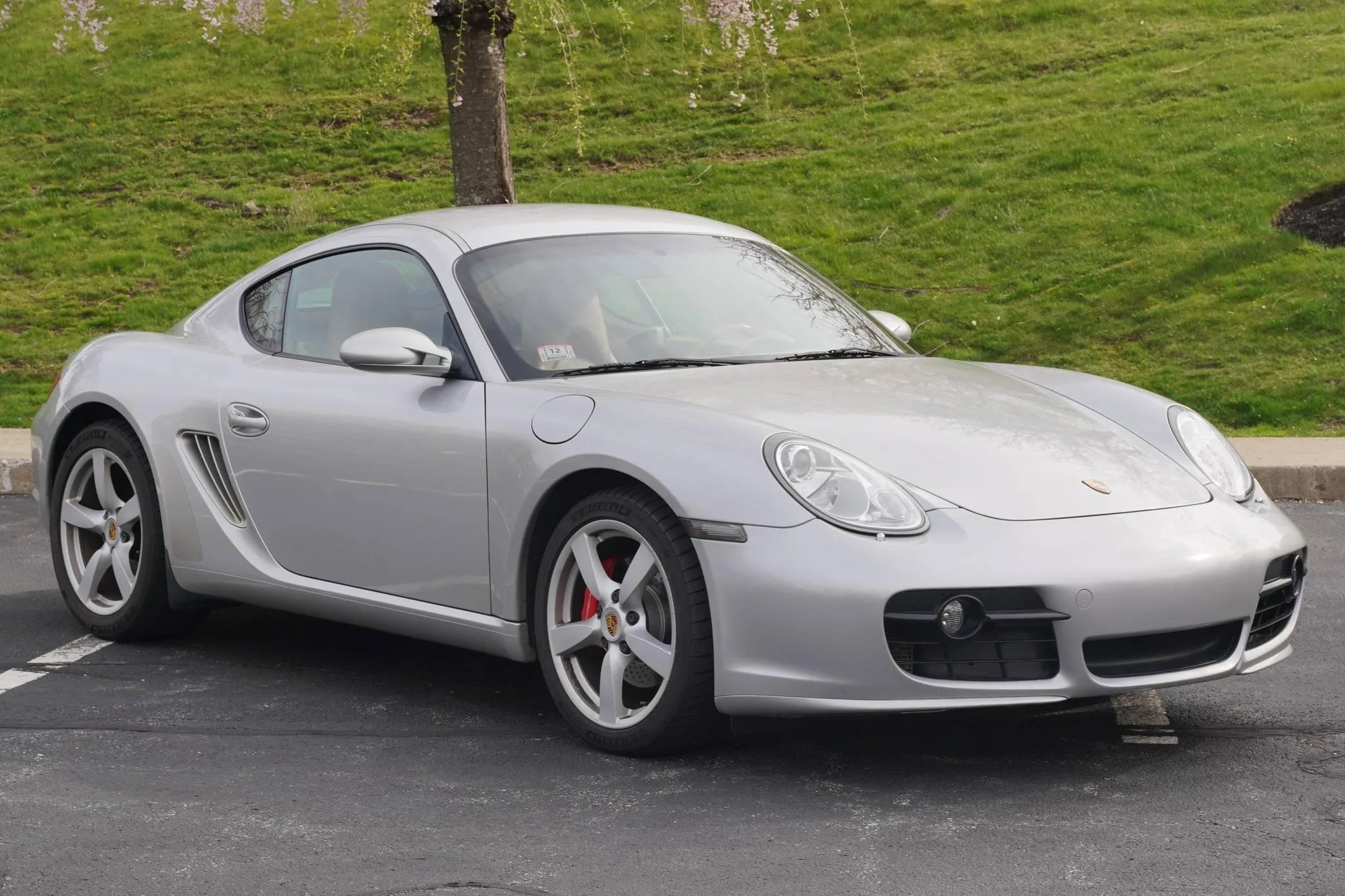 Porsche Cayman S 2006: Motor boxer 3.4 de 295 cv, instalado atrás dos bancos, com tração traseira. A Porsche construiu um esportivo tão competente que precisou tomar cuidado para não incomodar o 911.
