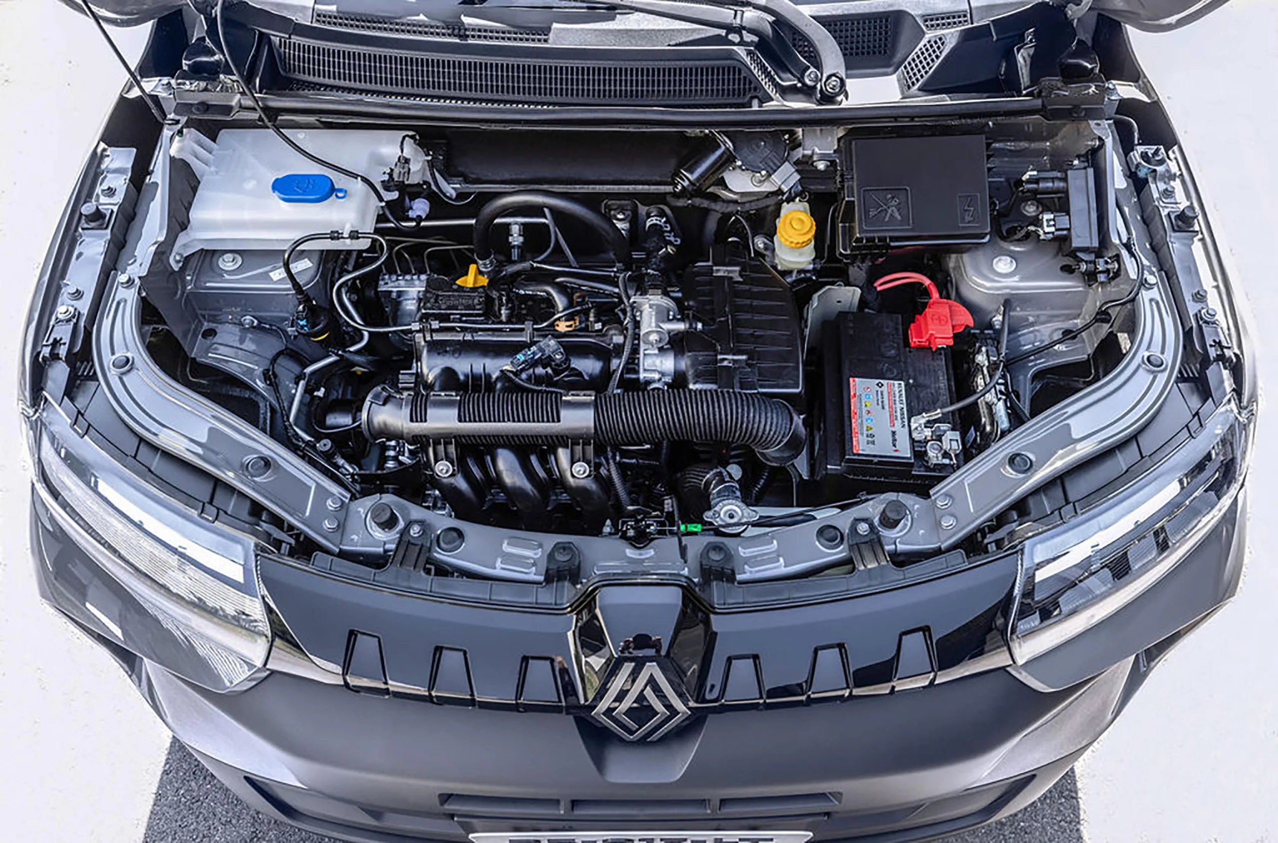 O motor 1.0 flex de três cilindros permanece com 71 cv no etanol e 68 cv na gasolina, acompanhado pelo câmbio manual de cinco marchas, sem mudanças mecânicas na linha 2027.