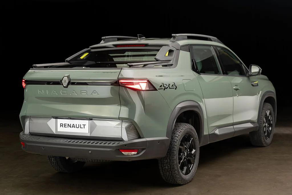 A Renault já confirmou uma versão híbrida para 2027, sem ser híbrida leve, mas preço, consumo e desempenho da Niagara ainda serão revelados no lançamento brasileiro.