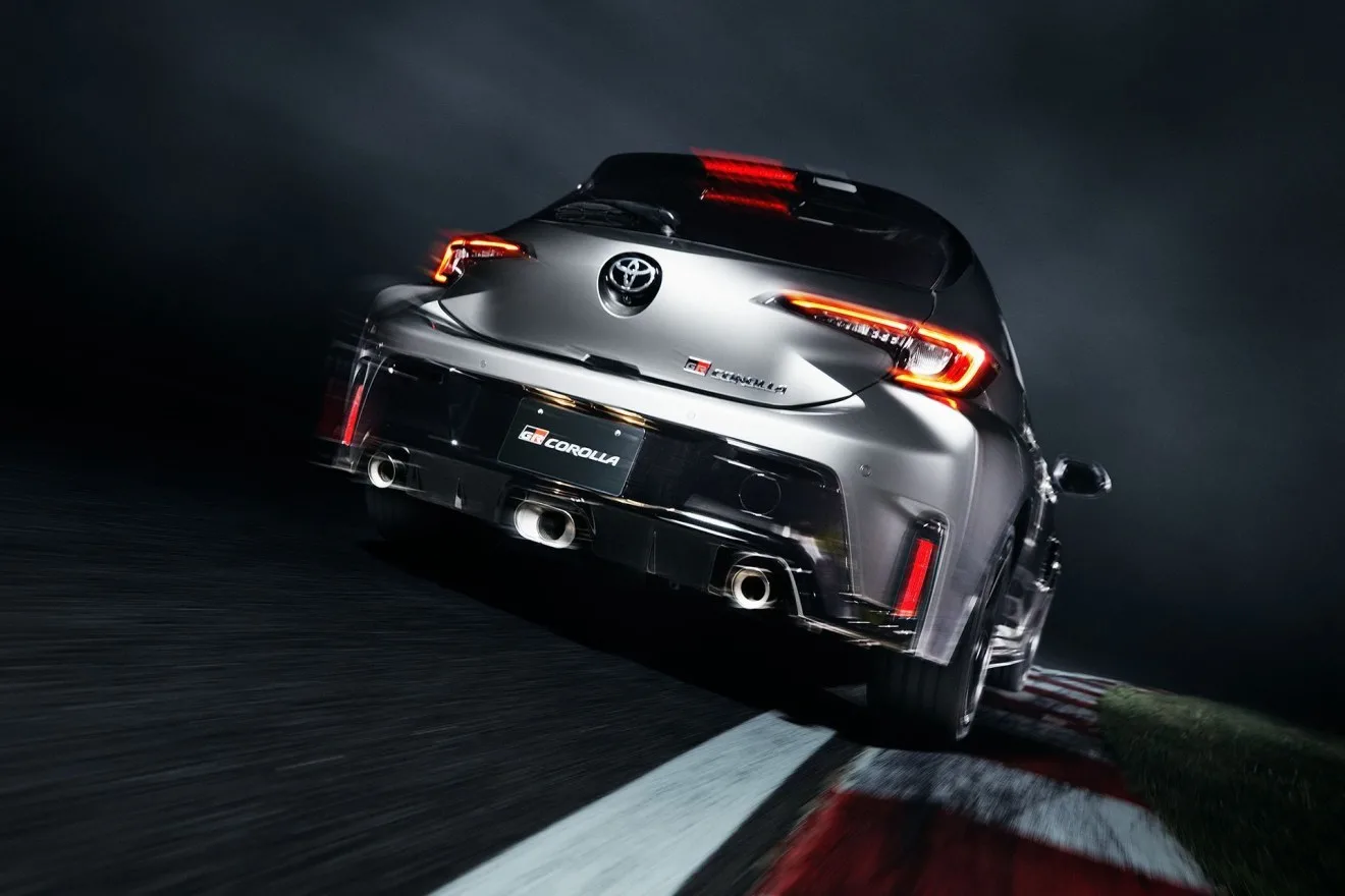 O Toyota GR Corolla 2026 está confirmado para o Brasil com 304 cv e uma proposta cada vez menos comum: motor turbo de três cilindros, câmbio manual e tração integral.