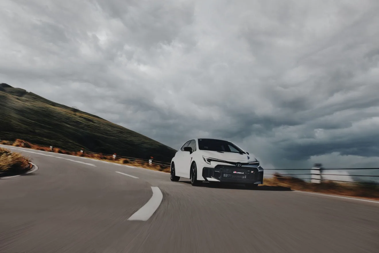 O esportivo recebeu sua primeira atualização visual e mudanças mecânicas, mas a Toyota preservou o conjunto que faz do GR Corolla um hatch voltado a quem gosta de dirigir.