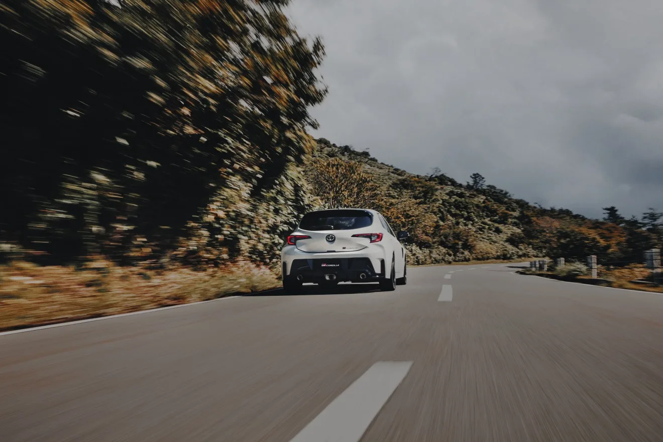Com 304 cv, 40,8 kgfm, câmbio manual e tração integral, o GR Corolla 2026 mantém sua proposta esportiva na primeira atualização visual e mecânica confirmada para o Brasil.