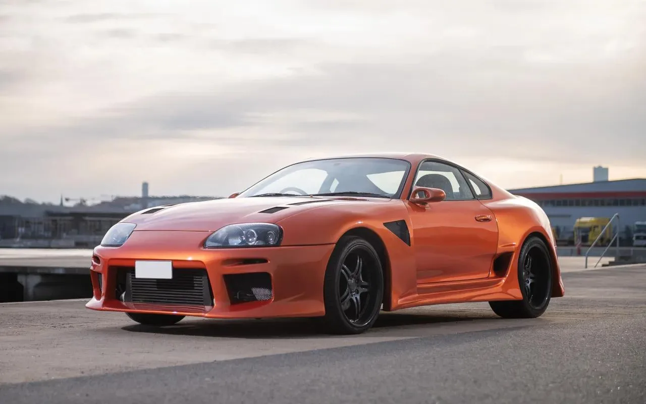 Toyota Supra 1998: Seis cilindros 3.0 biturbo, 280 cv na especificação japonesa e tração traseira. O motor 2JZ ganhou fama por aceitar preparações que fariam outros motores pedir aposentadoria.