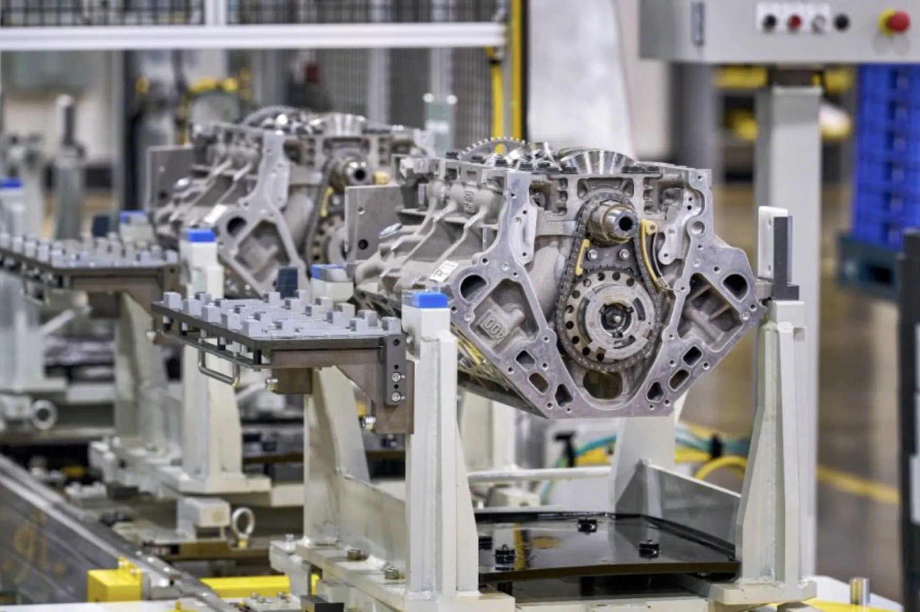 O novo V8 5.7 entrega 58,9 kgfm e permite à Silverado rebocar até 6.216 kg, força suficiente para trabalho pesado sem recorrer a turbo.
