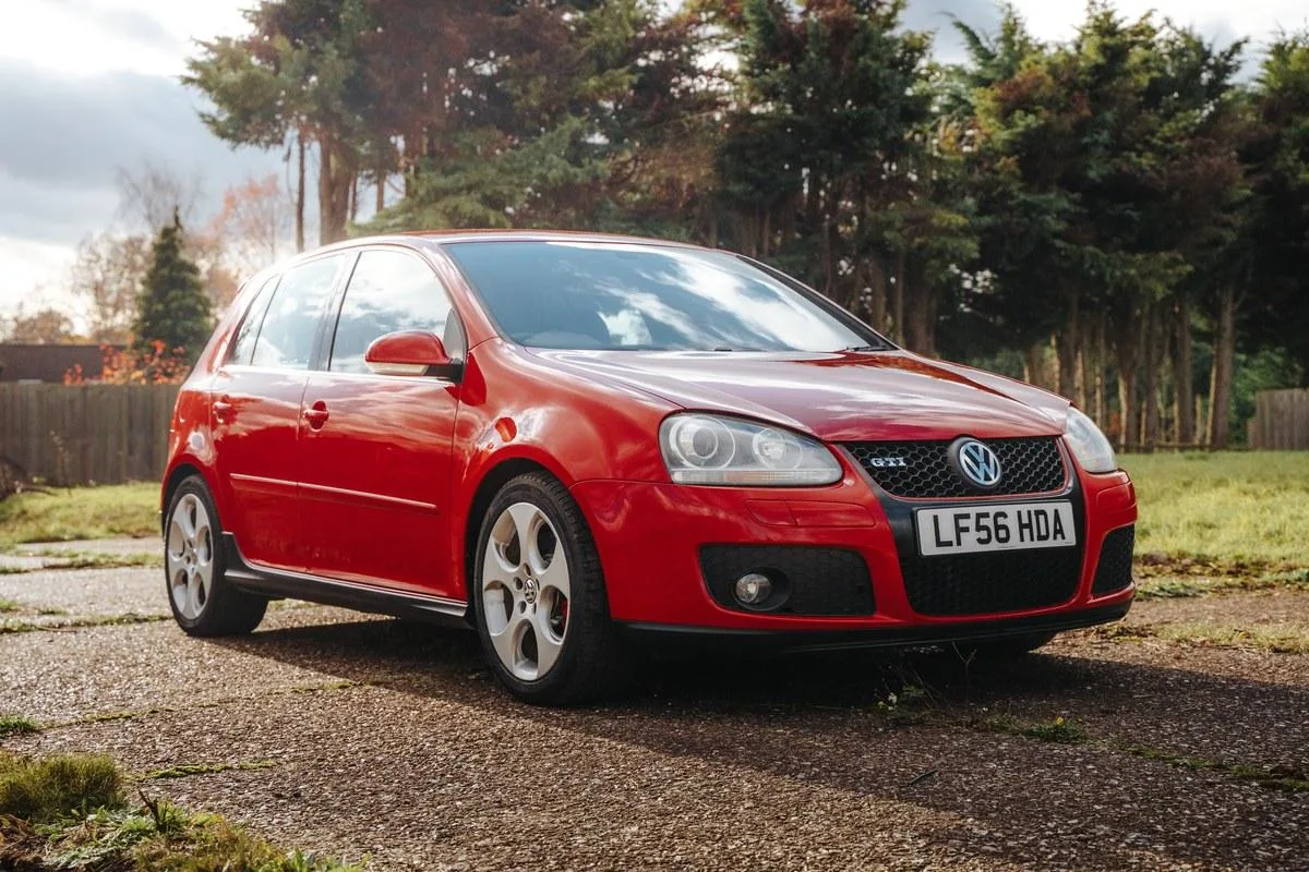 Volkswagen Golf GTI 2006: Motor 2.0 turbo de 200 cv, tração dianteira e câmbio manual ou DSG. O Golf combina espaço para compras com desempenho suficiente para fazer o motorista esquecer o leite no mercado.