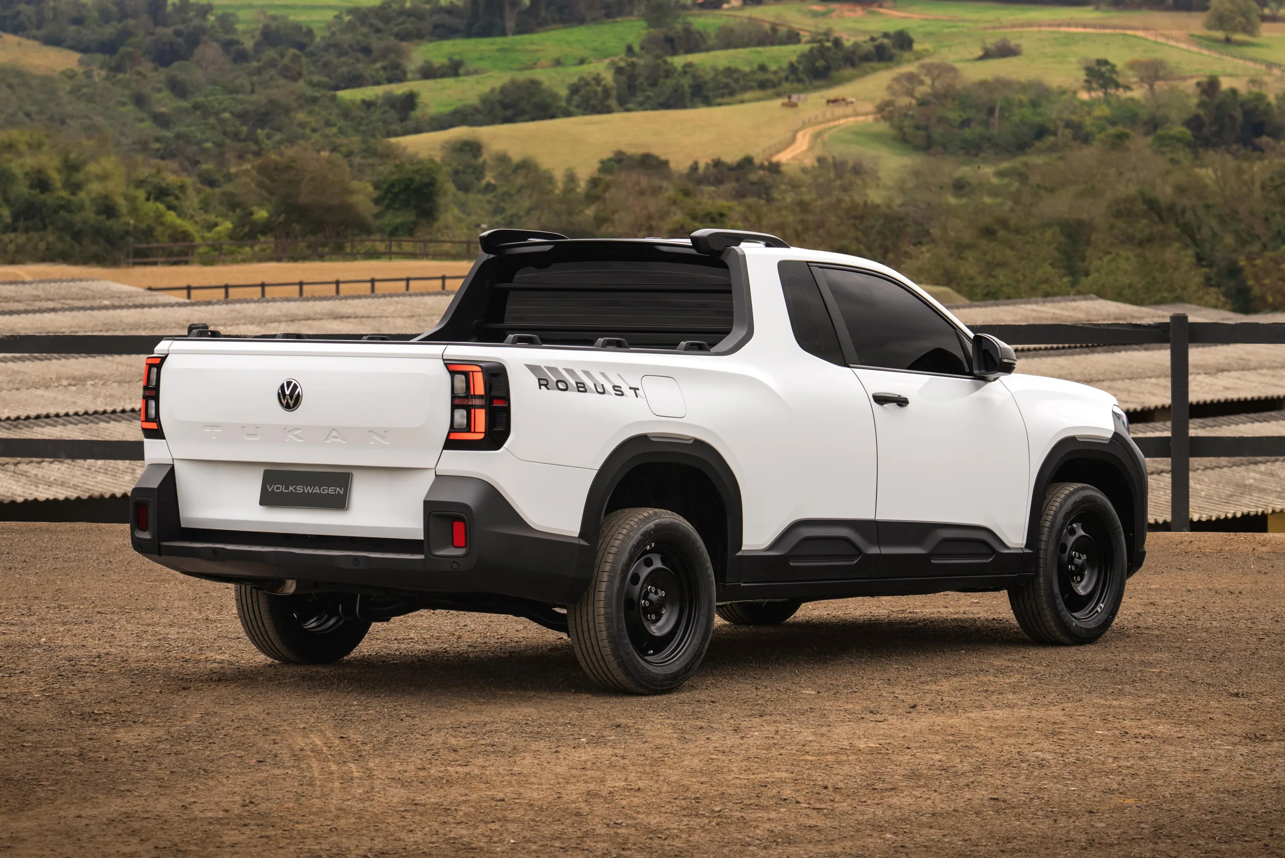 Volkswagen Tukan 2027 terá caçamba maior que a da Fiat Strada e poderá mudar a disputa entre as picapes compactas.