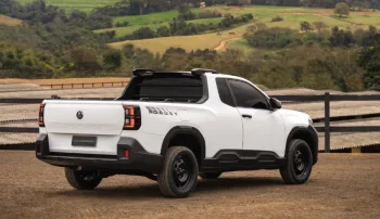 Depois de décadas vendendo a Saveiro para quem precisava trabalhar, a Volkswagen prepara uma sucessora com quatro portas, caçamba de até 1.393 litros e uma missão difícil: enfrentar a Fiat Strada em 2027