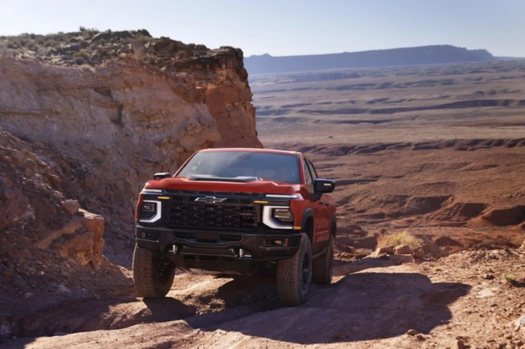 A virada começa na Chevrolet Silverado 2027, que estreia uma central multimídia renovada e devolve ao motorista a escolha de usar Android Auto ou Apple CarPlay no dia a dia.