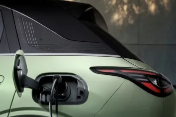 Geely lança carregador ultrarrápido que recarrega carro elétrico em 8 minutos e desafia a BYD