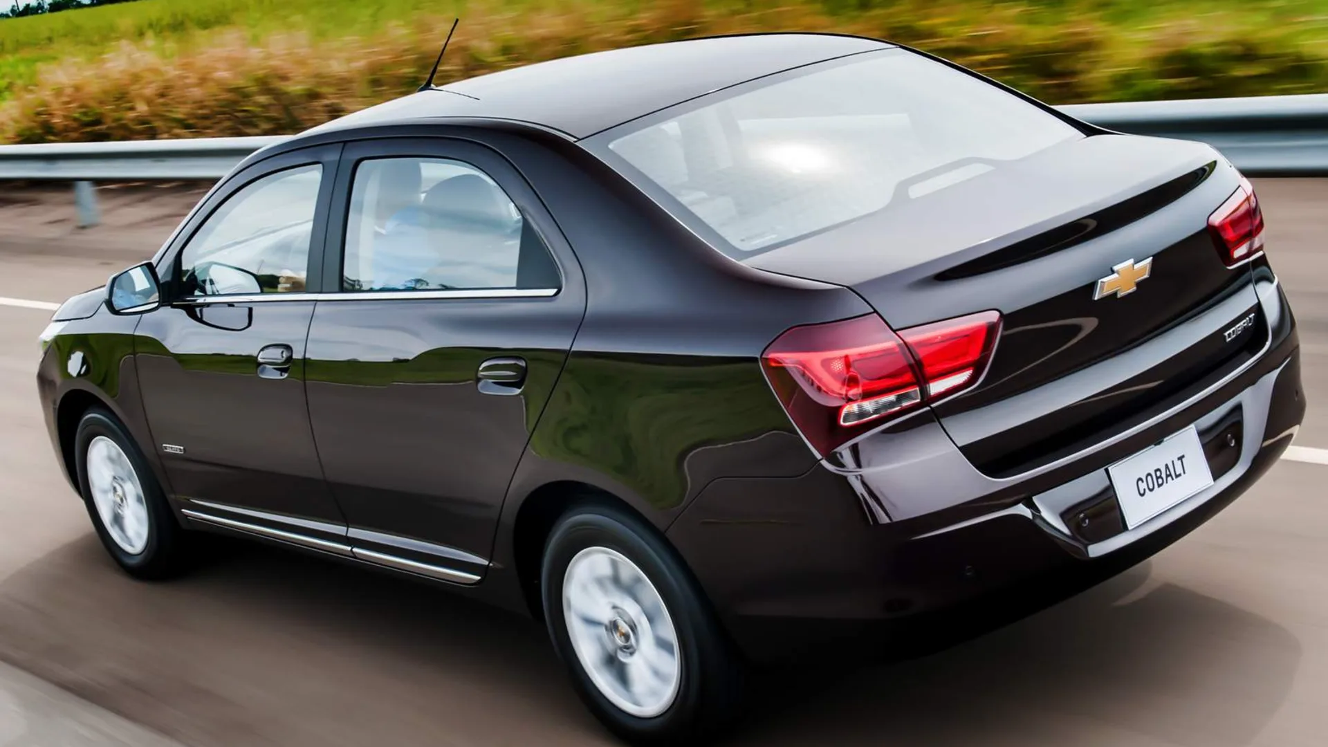 O Chevrolet Cobalt LTZ 2020 é aquele amigo gigante e confiável que salva as viagens da família sem cobrar o preço absurdo de um carro zero.