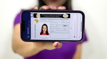 Motorista que viu a CNH vencer em junho pode continuar dirigindo até dezembro sem pedir outro documento, após o Contran ampliar a validade das habilitações em todo o Brasil enquanto os Detrans atualizam seus sistemas