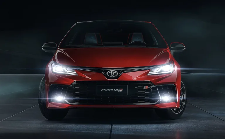 Depois de anos no topo entre os sedans médios, Toyota Corolla perde a liderança de agosto para o BYD King justamente enquanto encerra 28 anos de produção em Indaiatuba e leva sua linha para Sorocaba