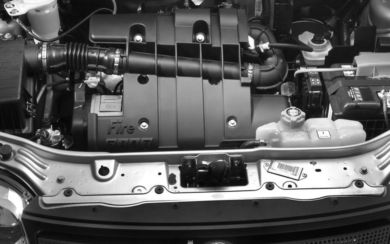 O motor Fire 1.0 flex entrega até 66 cv e 9,2 kgfm de torque, com câmbio manual de cinco marchas, uma mecânica simples que agrada quem procura manutenção acessível e não tem pressa.