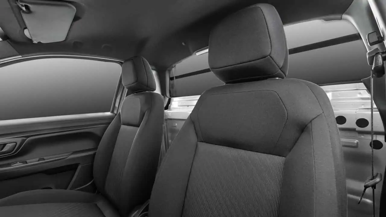 Ela é simples de propósito: direção assistida, ar-condicionado manual, airbags duplos e ABS, sem multimídia, faróis de LED, calotas ou acabamentos pintados na carroceria.