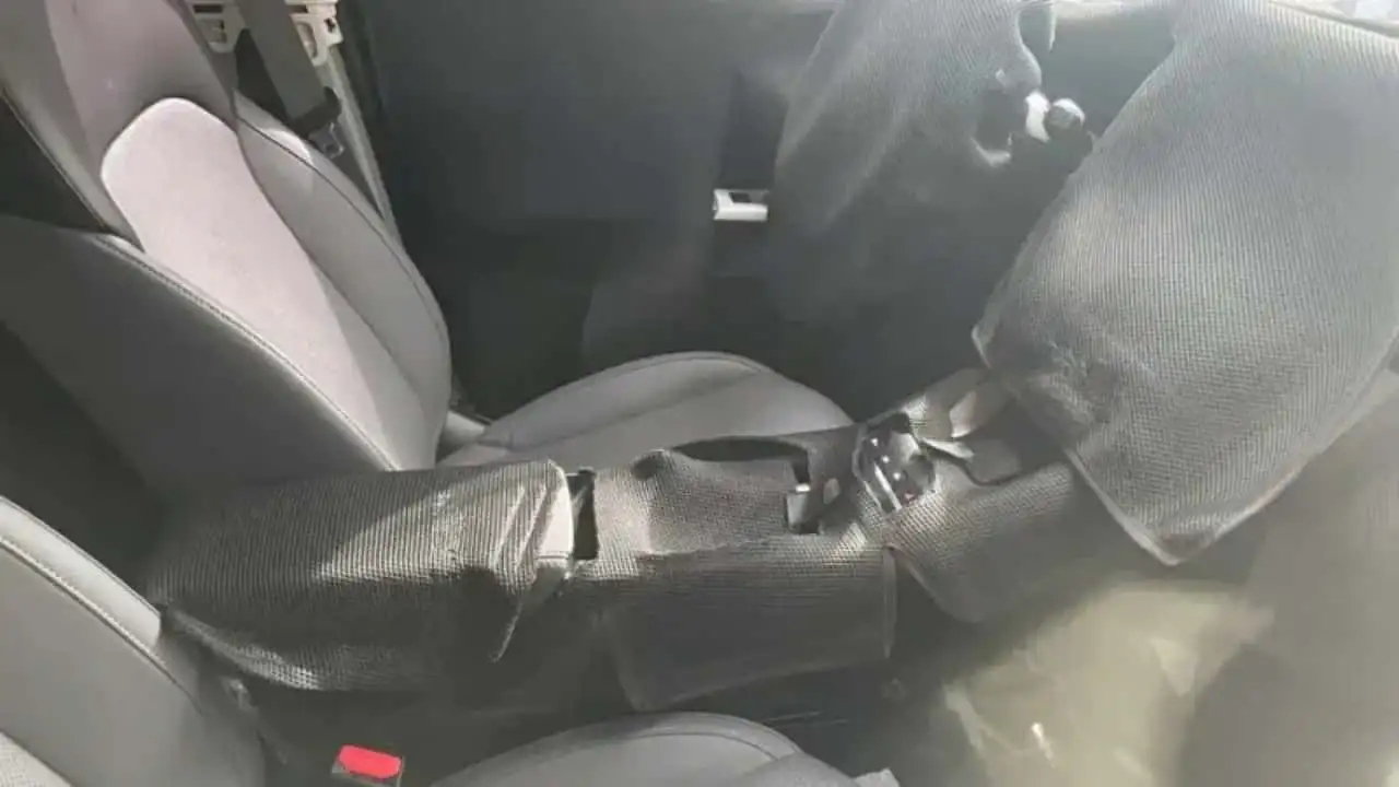 No interior, o Geely E211 mostra bancos em dois tons e botões físicos no console, uma escolha simples e prática num segmento que costuma levar quase tudo para a tela.