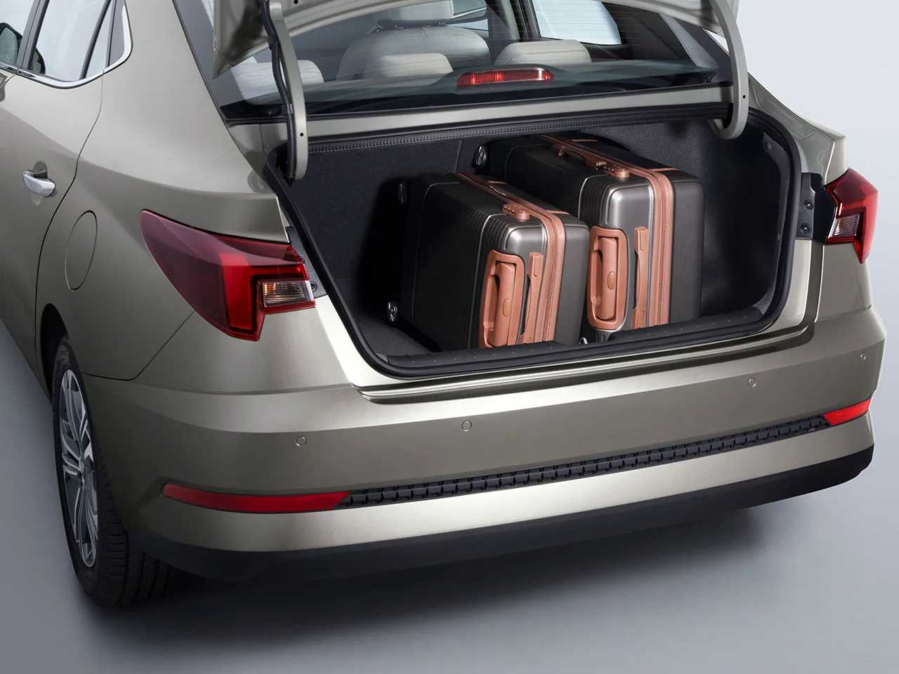 O Hyundai HB20S 2027 tem motor 1.0 turbo de 115 cv, câmbio automático de seis marchas e porta-malas de 475 litros. A versão Limited custa R$ 128.990 e leva mais bagagem que o Creta.